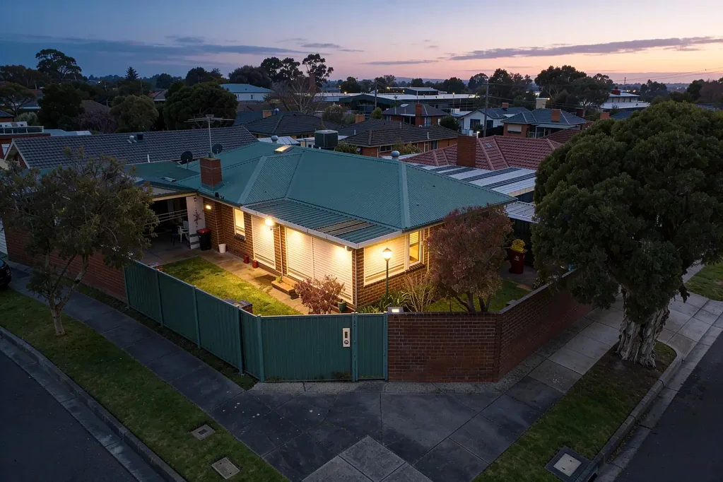 Keysborough 4房 经典全砖外观 锦绣花园环绕 气派四卧空间 独立砖工坊 开放式厨餐区 充足自然采光 邻近优质学校 The Brief: Four-bedroom brick home with a dedicated workshop space in established Keysborough