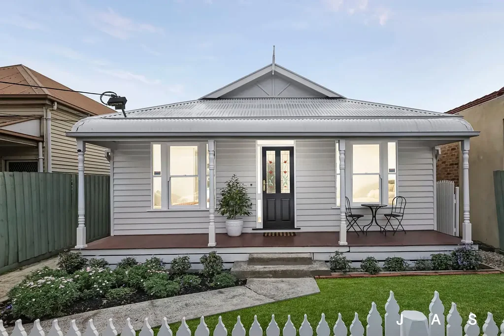 Seddon 3બેડરૂમ Double-Fronted Classic, Revamped For The Family