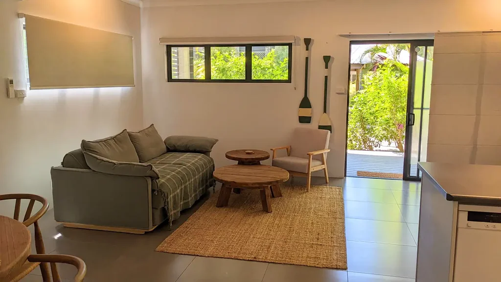 STYLISH UNIT IN TROPIC COURT