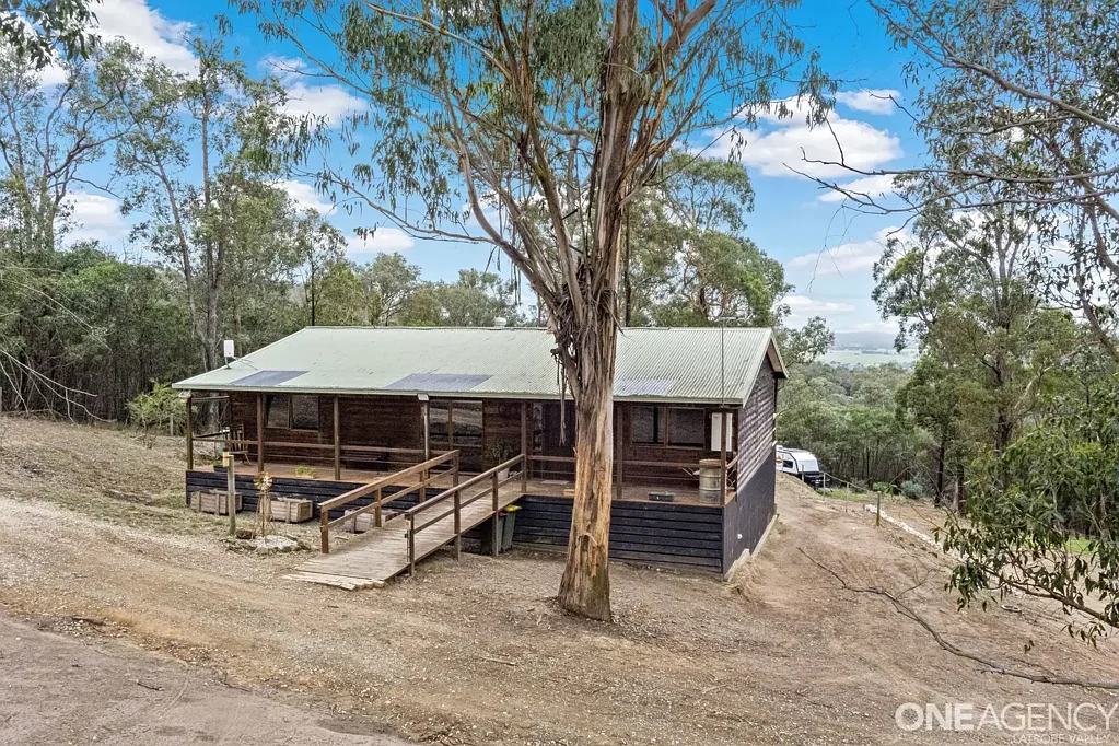 Toongabbie 3房  Warm & Inviting Home Set Against a Natural Backdrop