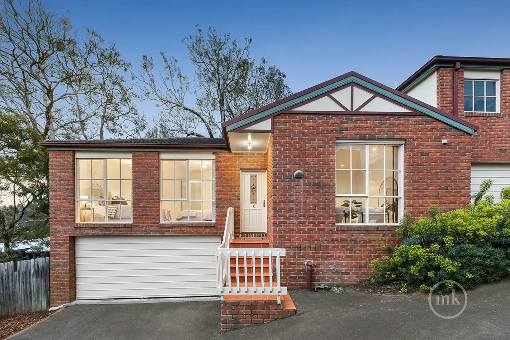 Eltham 3房 宁静私密楼块 低维护现代生活 新地毯客厅 不锈钢厨房 甲板后院 双车库 便捷步行生活 Relaxed Living In a Premium Pocket