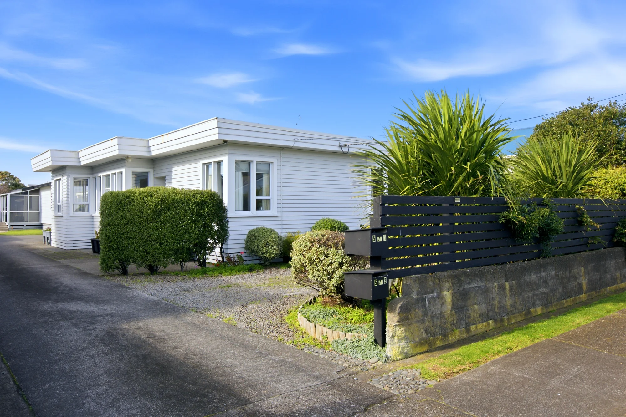 Moturoa 2房  CONVENIENT, SUNNY AND SECURE….