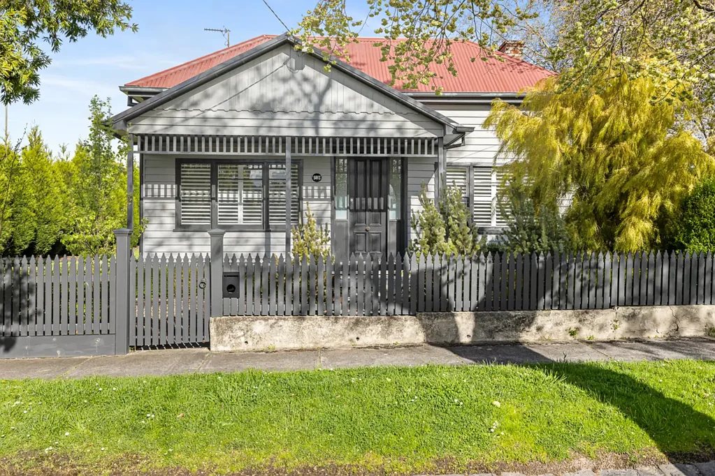 Golden Point 3Kwarto Charming Golden Point Gem with Corner Block Appeal