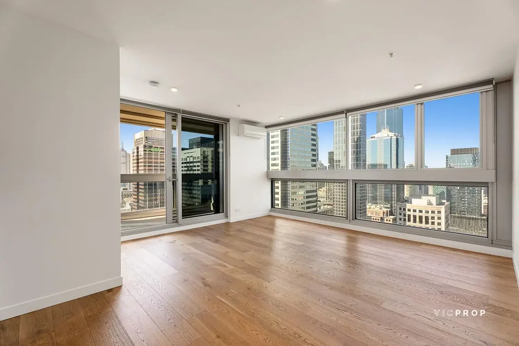 Melbourne 2房 转角位置 2卧2卫 落地玻璃 城市天际线 石制台面 高档电器 礼宾服务 游泳池 停车位 Stunning City and Bay Views from a Private Corner Position