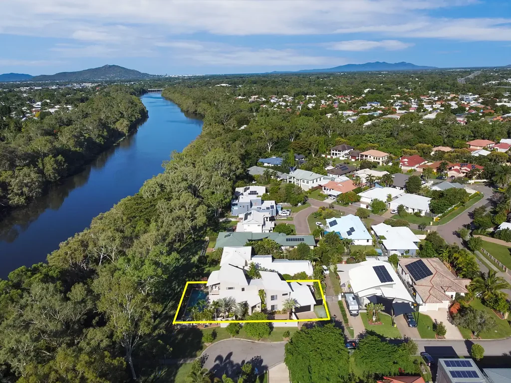 Douglas 4Zimmer Architectural Elegance with Family Versatility in Leafy Douglas on the River.