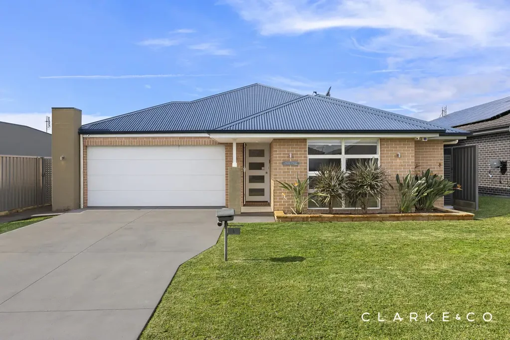 Gillieston Heights 4침실 CONTEMPORARY FAMILY LIVING WITH A SPARKLING INGROUND POOL!