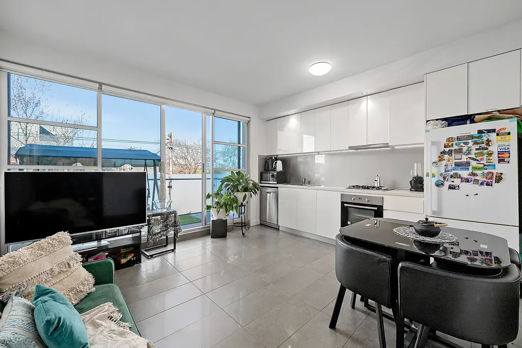 Caulfield North 1chambre Big style, bright living, brilliant location