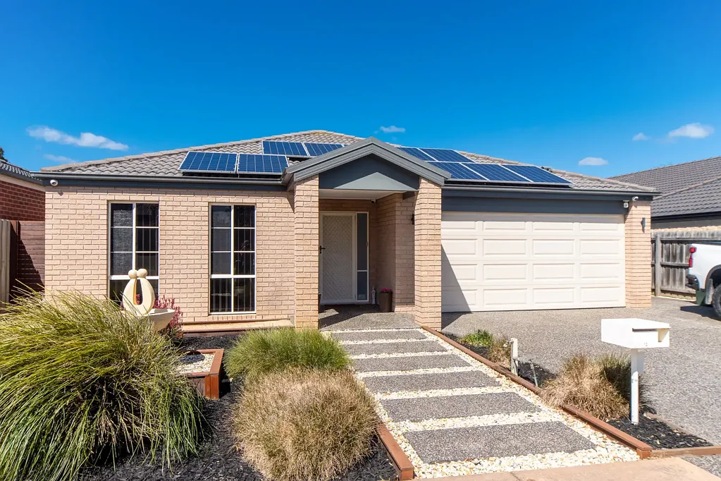 Tyabb 4房 Tyabb宁静社区 3生活空间 4卧全独卫 双车库 时尚户外区 社区感强 步行便利 Family Oasis in the Peaceful Tyabb Community