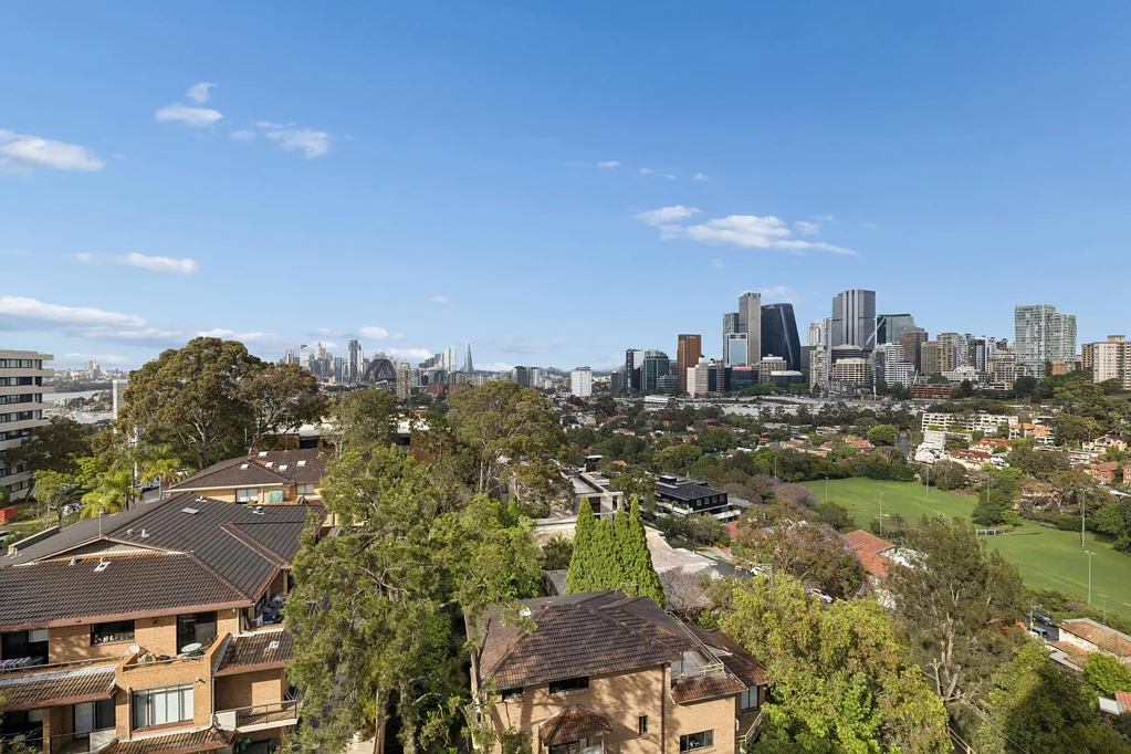 Neutral Bay 2Kwarto Light-Filled Living Capturing Panoramic City and Harbour Views