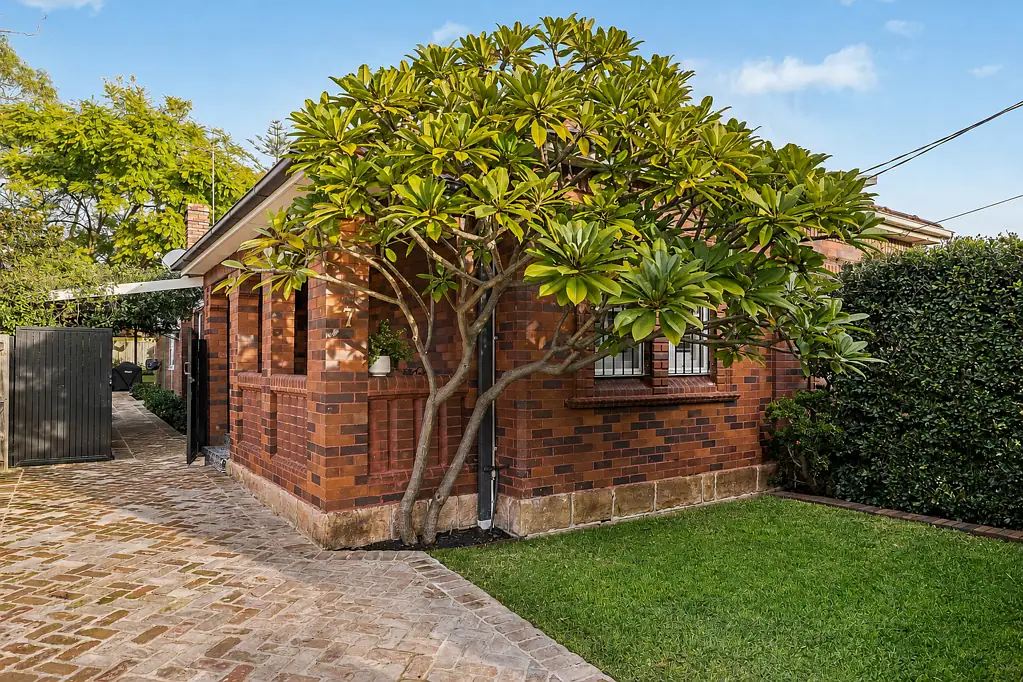 Maroubra 2Zimmer BUYER'S GUIDE $2,400,000 Stunning in every sense 
Semi on 278sqm with room to extend (STCA)