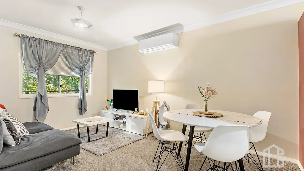 Leura 4chambre Leura Dual-Occupancy with Strong Income - Two 2-Bed Units under one roof! - View by appointment.