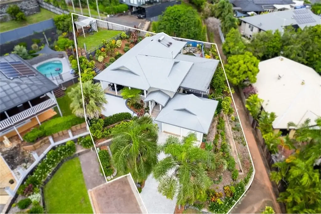 Family Home At The Top Of Bentley Park