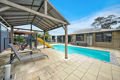 Caversham 4कमरा FAMILY ENTERTAINER WITH A POOL, OUTDOOR BAR & ROOM TO ENJOY