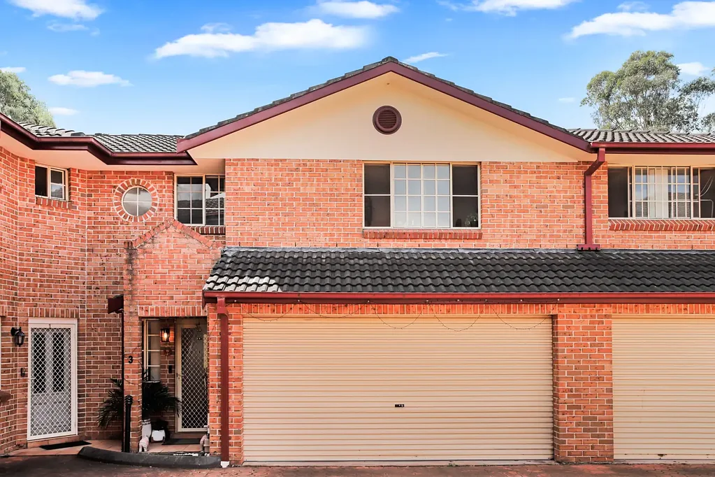 Quakers Hill 4房 宽敞后院 双车库 现代厨房 Caesarstone台面 燃气烹饪 阳光客厅 主卧带Ensuite 充足收纳 主浴带浴缸 楼下厕所 热门区域 步行便利 SPACIOUS FOUR BEDROOM TOWNHOUSE
