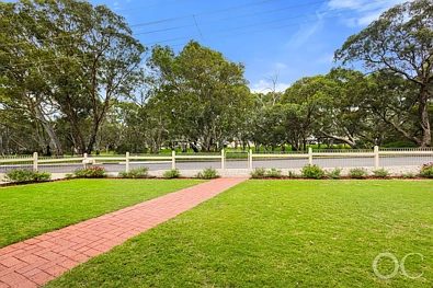 Morphett Vale 3房  Open the Door to Easy Family Living on a Generous Corner Block