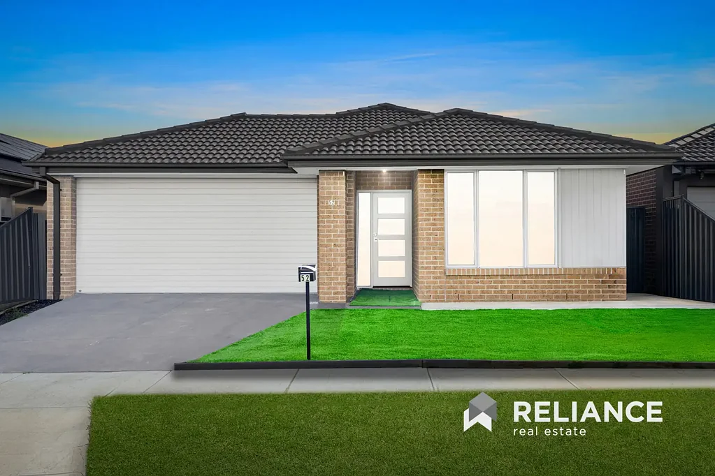 Tarneit 4 Bedroom EAST FACING FAMILY HOME WALKING DISTANCE TO SCHOOLS AND PARKS