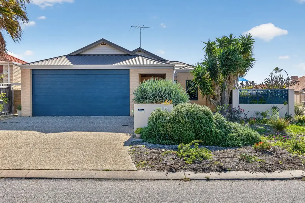Halls Head 4Kwarto Why: Because the exclusive coastal setting offers parkland views to appreciate, with a choice of easy care comfort and a corner standing for appeal