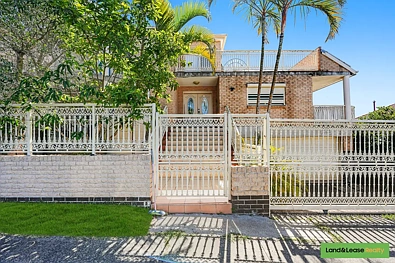 Greenacre 5 Slaapkamer Home with Shopfront & Mixed-Use, Elegant Double-Brick Home with Enormous Potential
