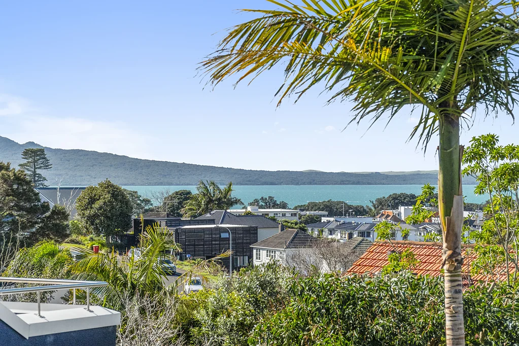 Orakei 3कमरा Unique, Like New with Sea Views!