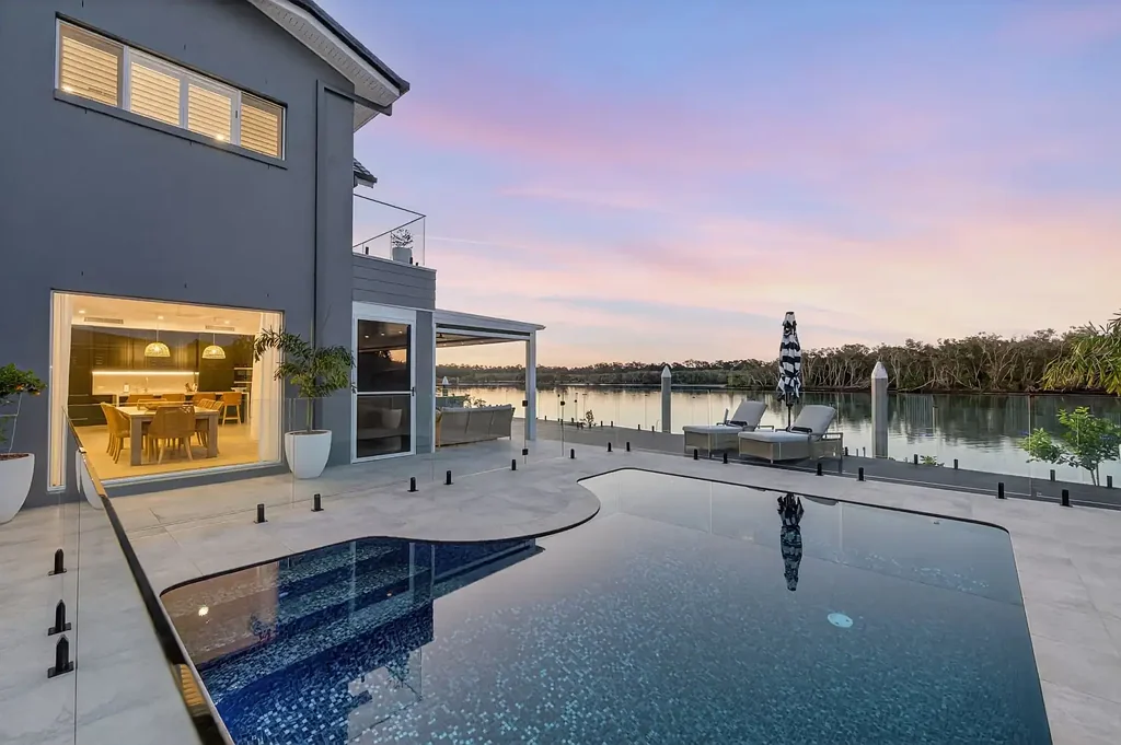 Hope Island 4房  Beautifully Appointed Waterfront Home with Main River and Golf Course Views