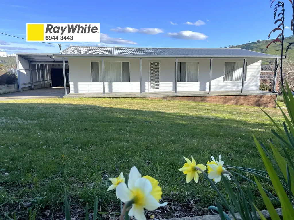 Gundagai 4 Slaapkamer Family home with pool, views and privacy !