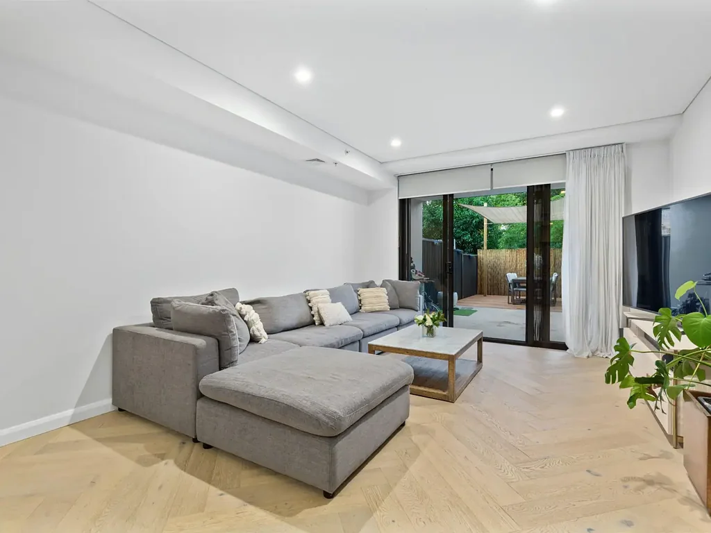 Superb 2 bedroom apartment with courtyard!
