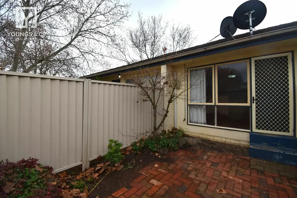 CENTRAL ONE BEDROOM  TOWNHOUSE IN TOP LOCATION