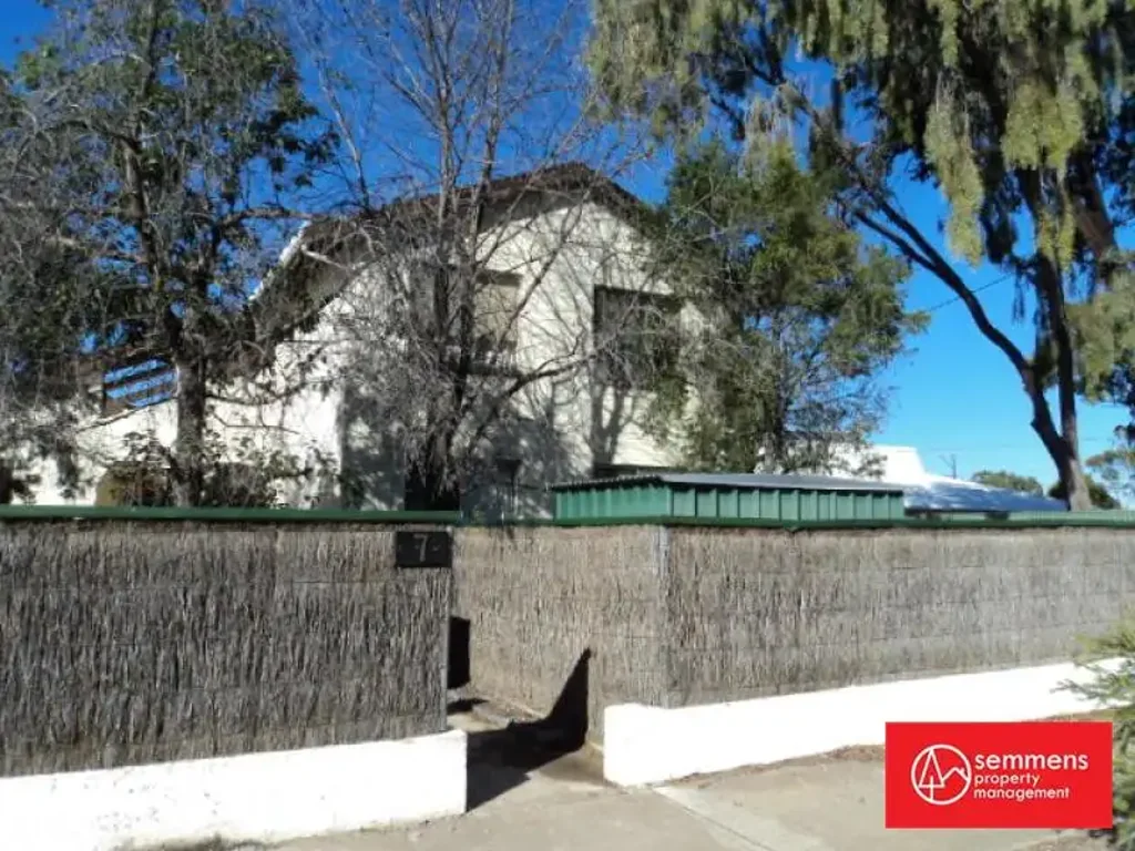NEAT, TIDY AND LIGHT 2 BEDROOM UNIT WITH LARGE GARDEN FOR SUMMER ENTERTAINING