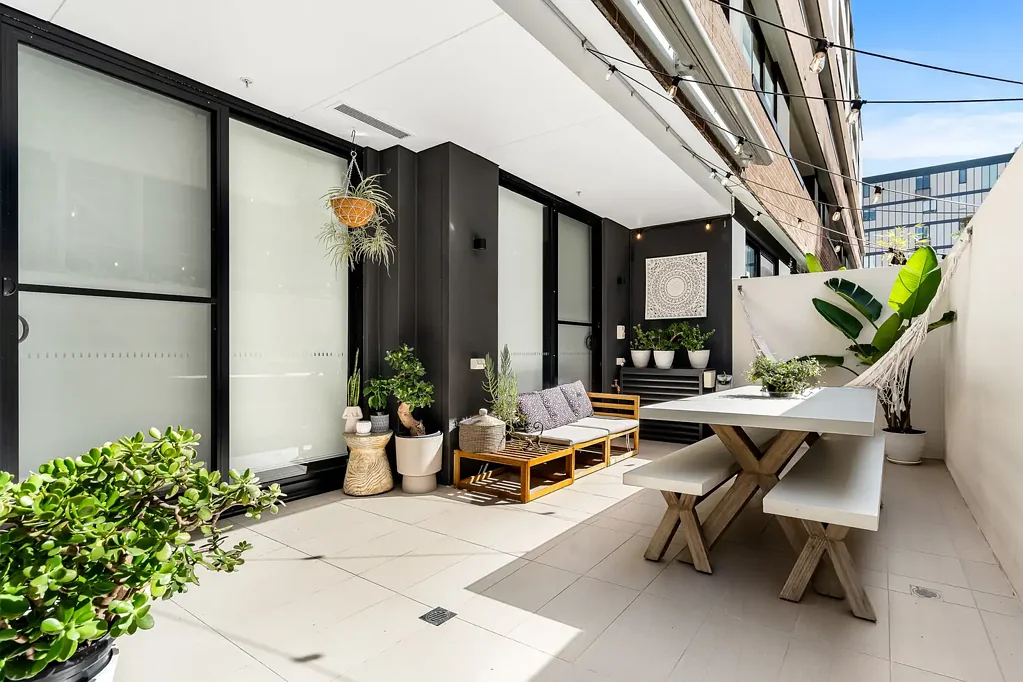 Dee Why 2Moenga Executive High-End Coastal Apartment with Entertainers Terrace!