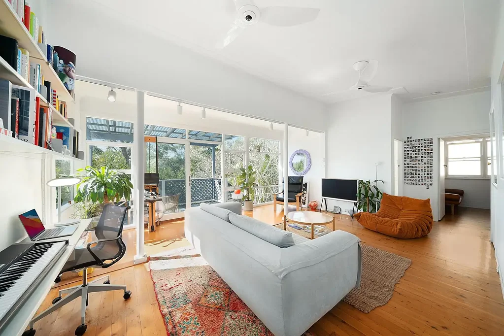 North Narrabeen 2 Bedroom North East facing living with lovely bushland vista