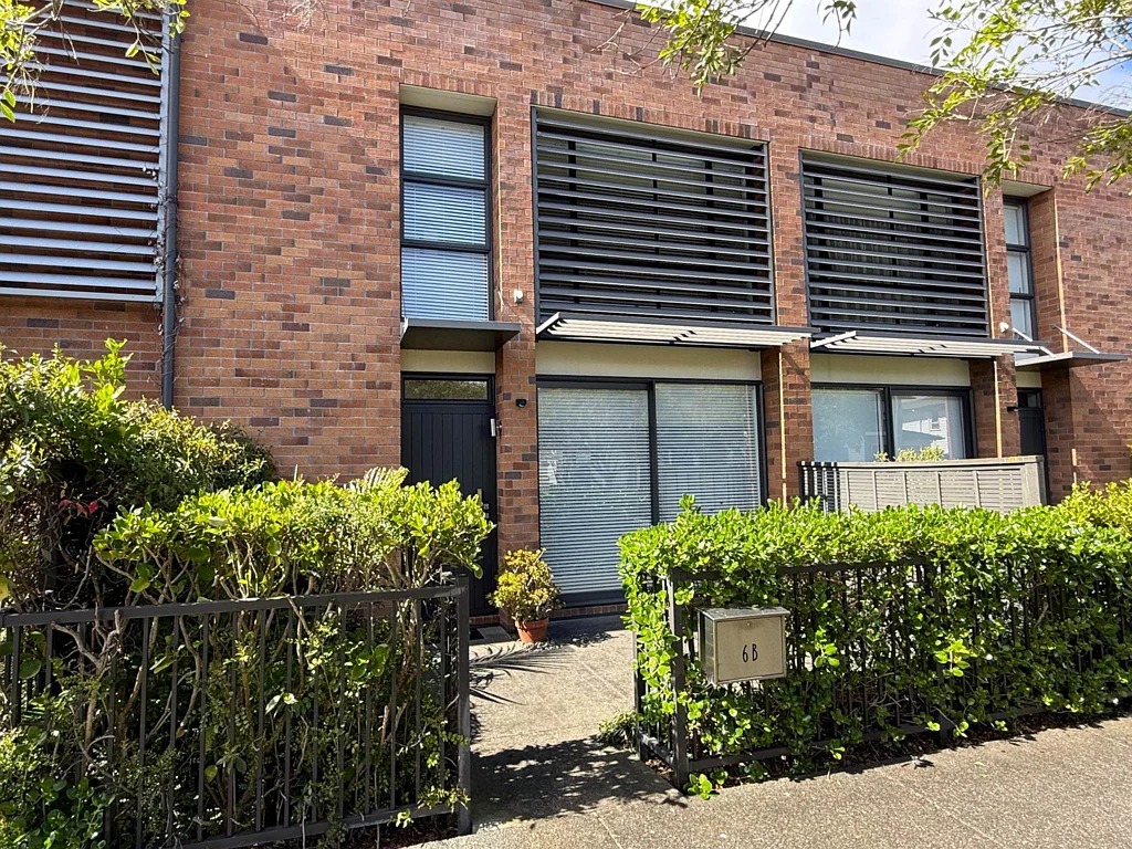 BEAUTIFUL 2 BEDROOM TOWNHOUSE