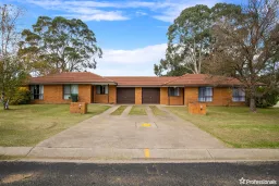 2 SARAH PL, Armidale