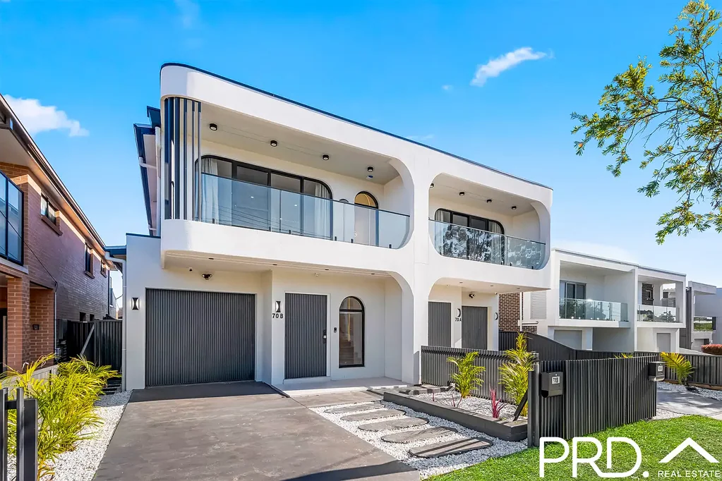 Panania 6 Bedroom GRAND FIVE BEDROOM HOME + SELF CONTAINED ACCOMMODATION