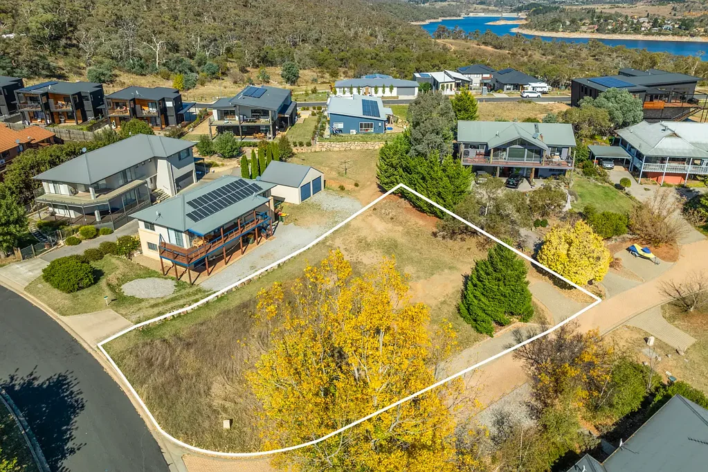 East Jindabyne Lake Views in Tyrolean Village