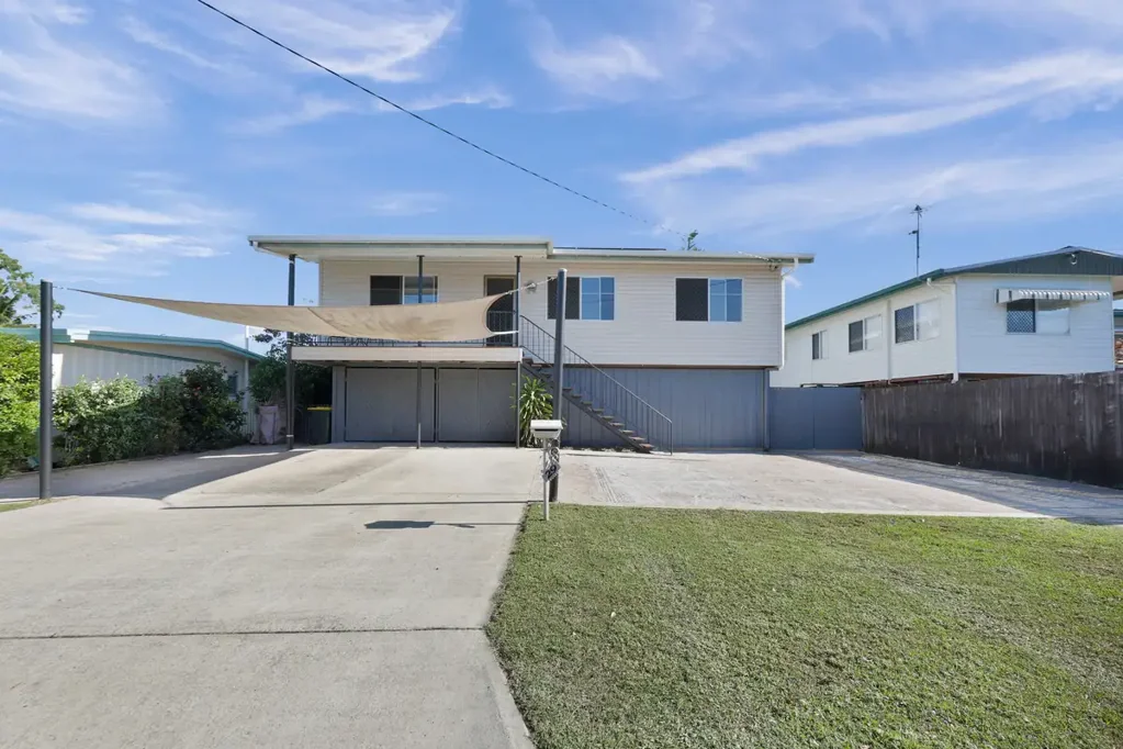 Bucasia 3房  WALK TO THE BEACH!!!!
SUPERB LIFESTYLE LIVING WITH BIG POOL!!!
OFFERS FROM $695,000.00.
FIRST TIME OFFERED!!!