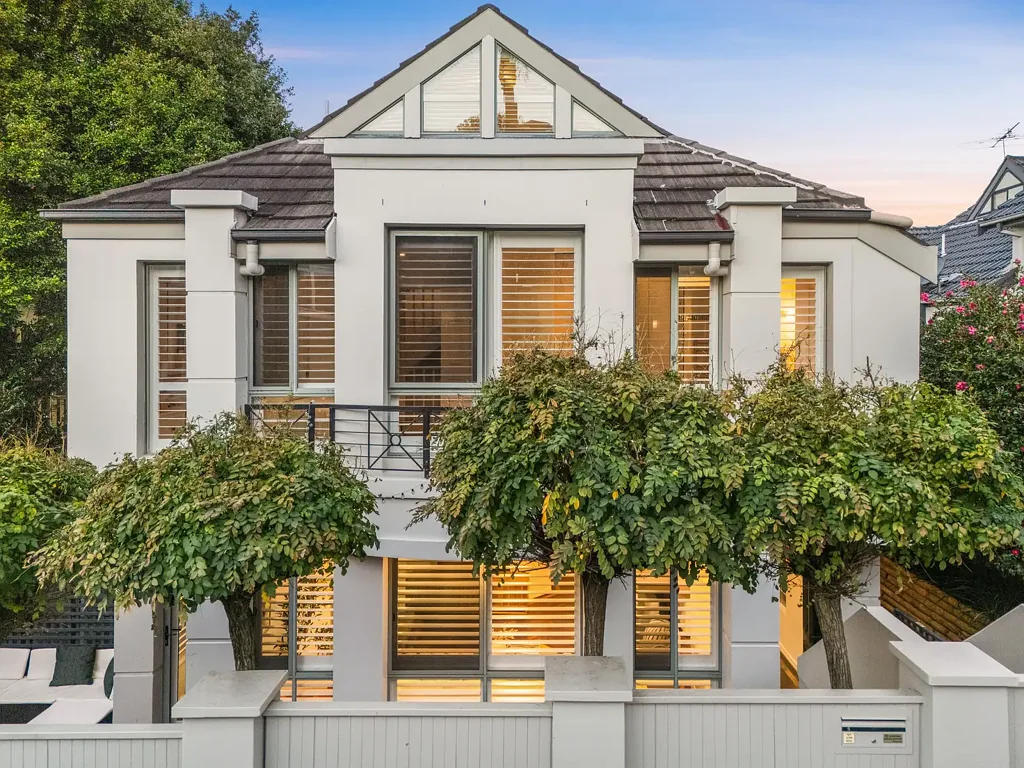 Cremorne 3房 独立街面 优质都市联排 私享围栏庭院 硬木地板 Smeg电器 主卧带衣帽间 浴室采光极佳 近Coles 便捷生活 Sophisticated townhouse living with its own frontage on Young Lane