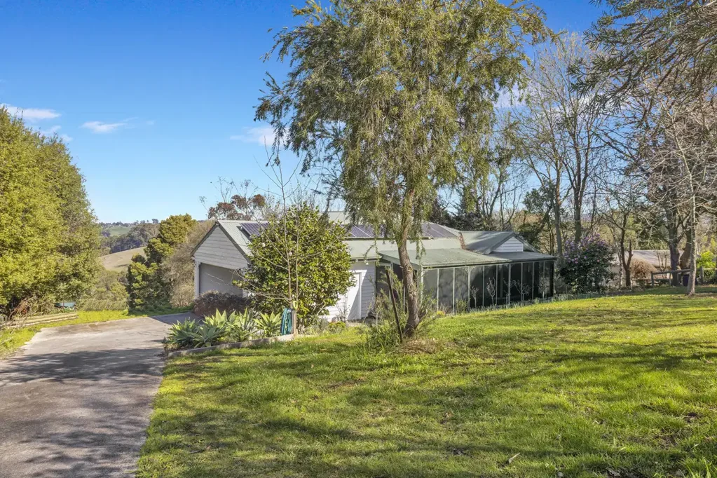 Neerim South 2ਬੈੱਡਰੂਮ Elevated Living with Breathtaking Views & Subdivision Potential on 2,387m² (Approx.)