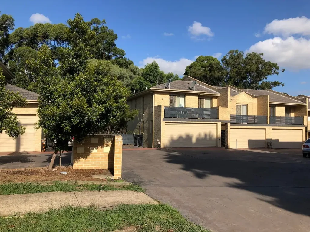 LARGE MODERN 3 BEDROOM TOWNHOUSE OVERLOOKING PARK