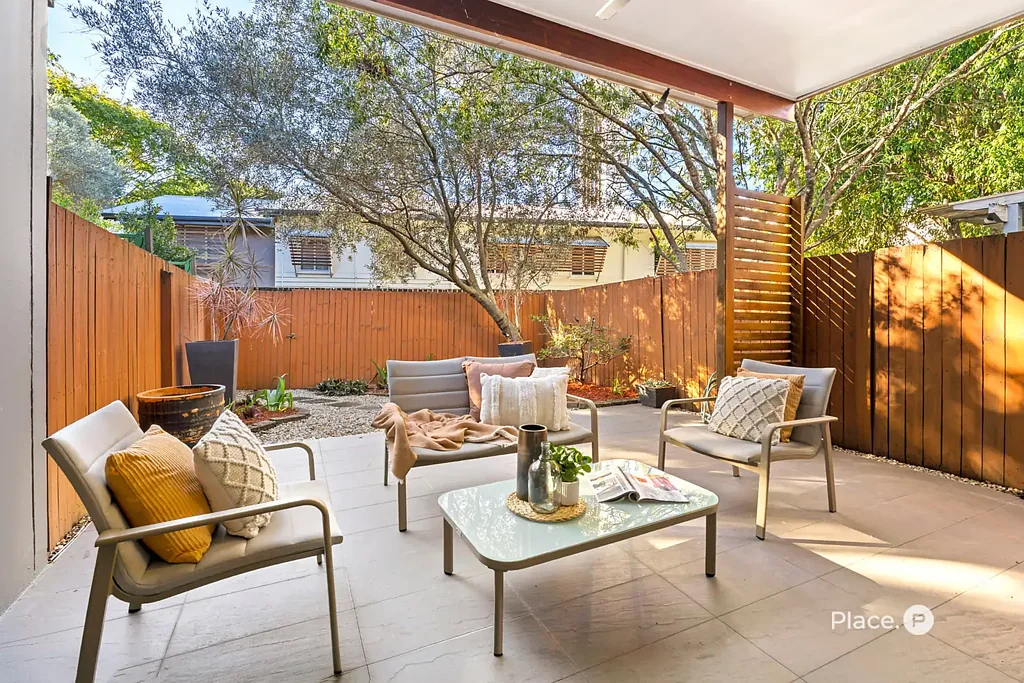 Mount Gravatt East 2房 绿意盎然的休憩之所，提供宽敞空间、私密性与日常便利 Leafy Retreat Offering Space, Privacy & Everyday Convenience