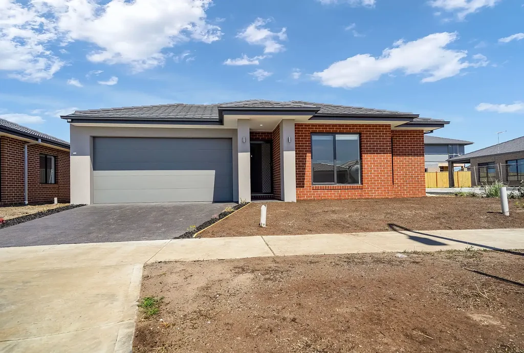 (UNDER APPLICATION)- 
WELL-DESIGNED 4 BEDROOM HOME IN A PRIME LOCATION IN CRANBOURNE EAST!