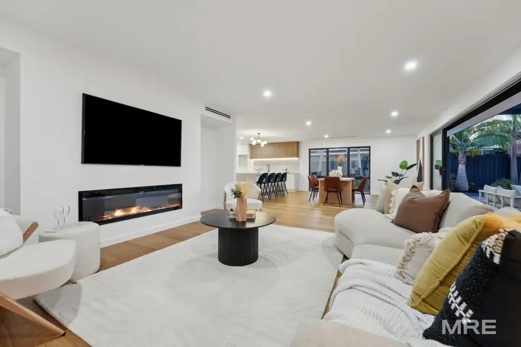 Doncaster East 4chambre A Refined Family Haven, Fully Renovated for Modern Living