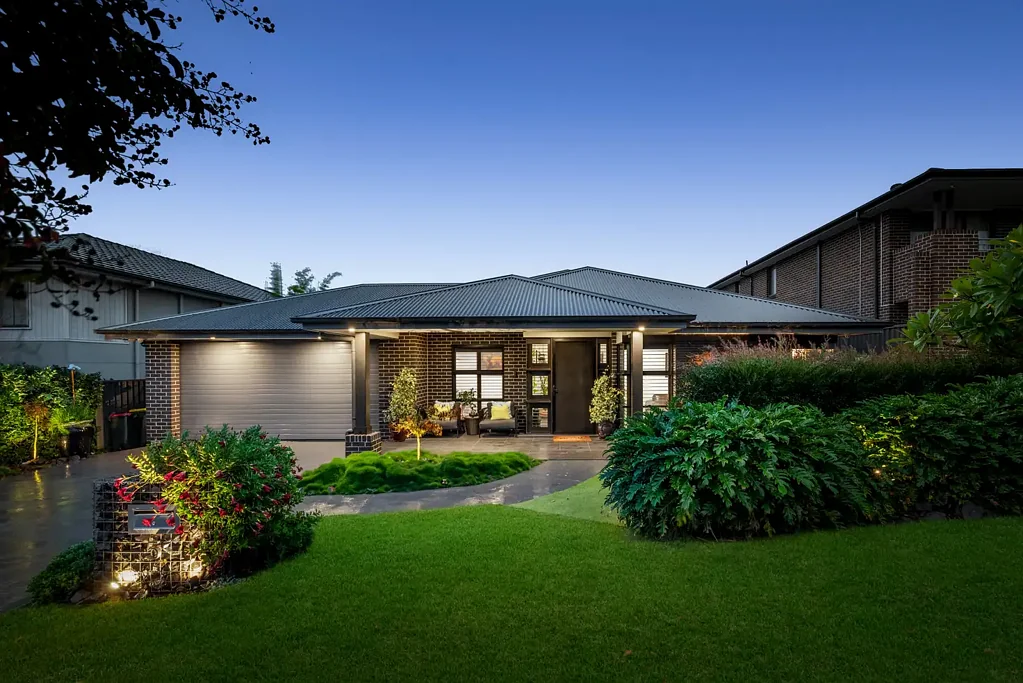 Harrington Park 4房 Harrington Grove 地段 13千瓦太阳能 Tesla Powerwall 私人度假村式泳池 智能家居 双车库 精英学校环绕 A Statement of Luxury, Space & Sophisticated Family Living