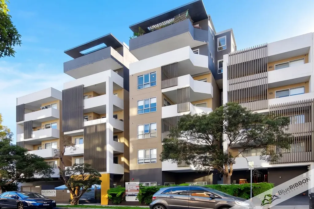 Homebush 2房 现代四楼公寓，坐拥城市天际线美景 Contemporary Fourth Floor Apartment with City Skyline Views