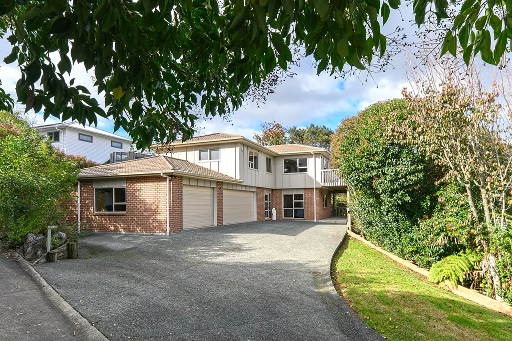 Sunnyvale 4Zimmer Three Car Garage with a Family Home!