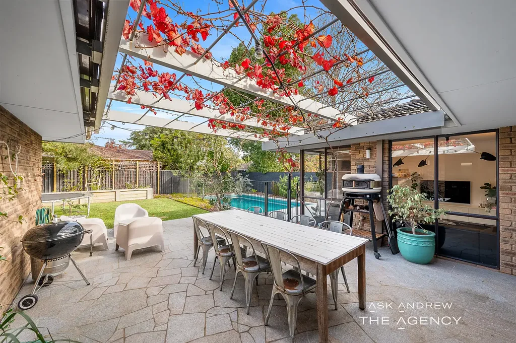 Booragoon 4غرفة نوم IMMACULATELY RENOVATED FAMILY RESIDENCE