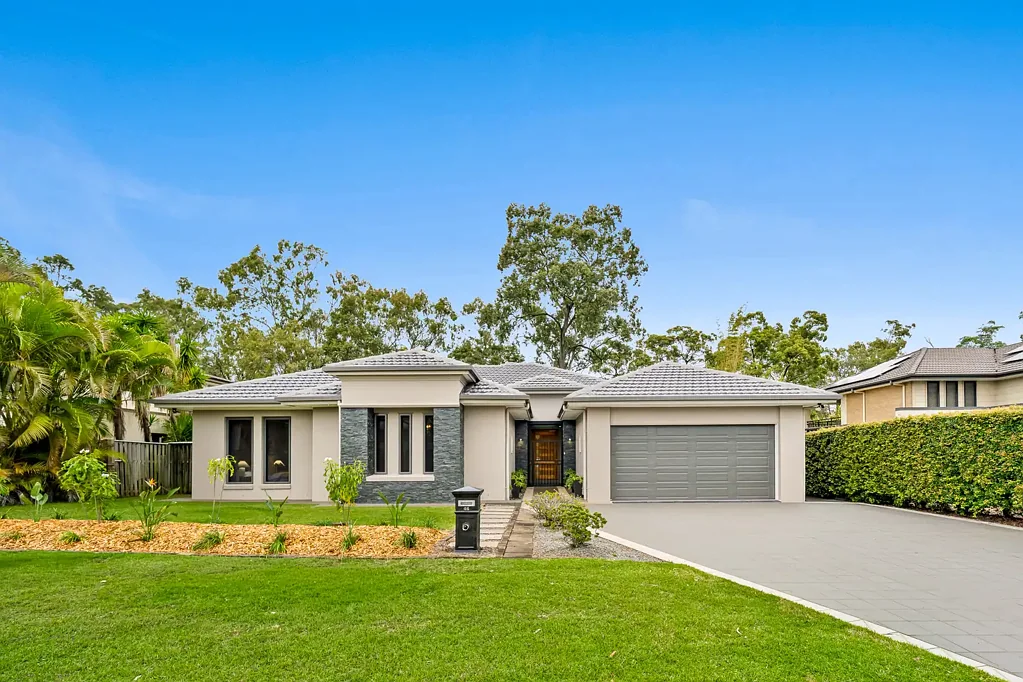 Underwood 5房 尊贵家庭生活，拥有双重居住潜力与宁静丛林景观 Prestige Family Living with Dual Living Potential & Serene Bushland Outlook