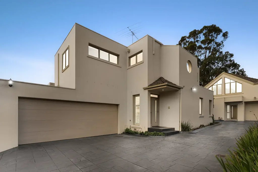 Malvern East 3房 Malvern East宁静角落 低维护奢华 开放式布局 自然光线充沛 精心翻新浴室 高品质装修 双车库便利 无物业费 步行至Chadstone商圈 学校大学近便 Quiet Luxury with Effortless Lifestyle Appeal