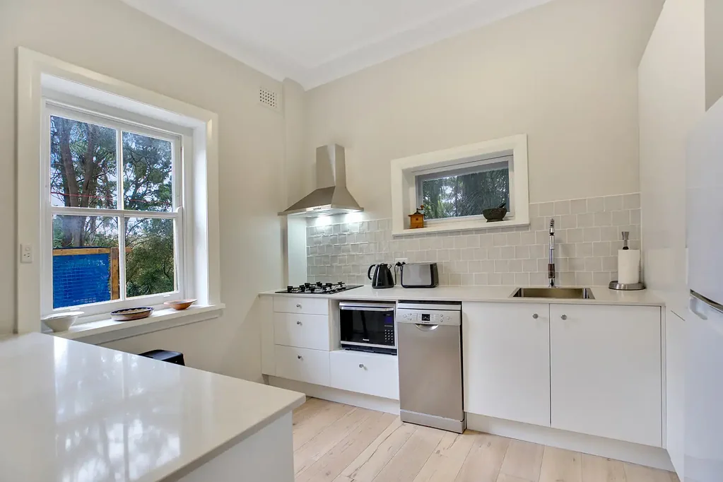 Spacious Semi-Style Renovated Apartment In Sought-after Beachside Location