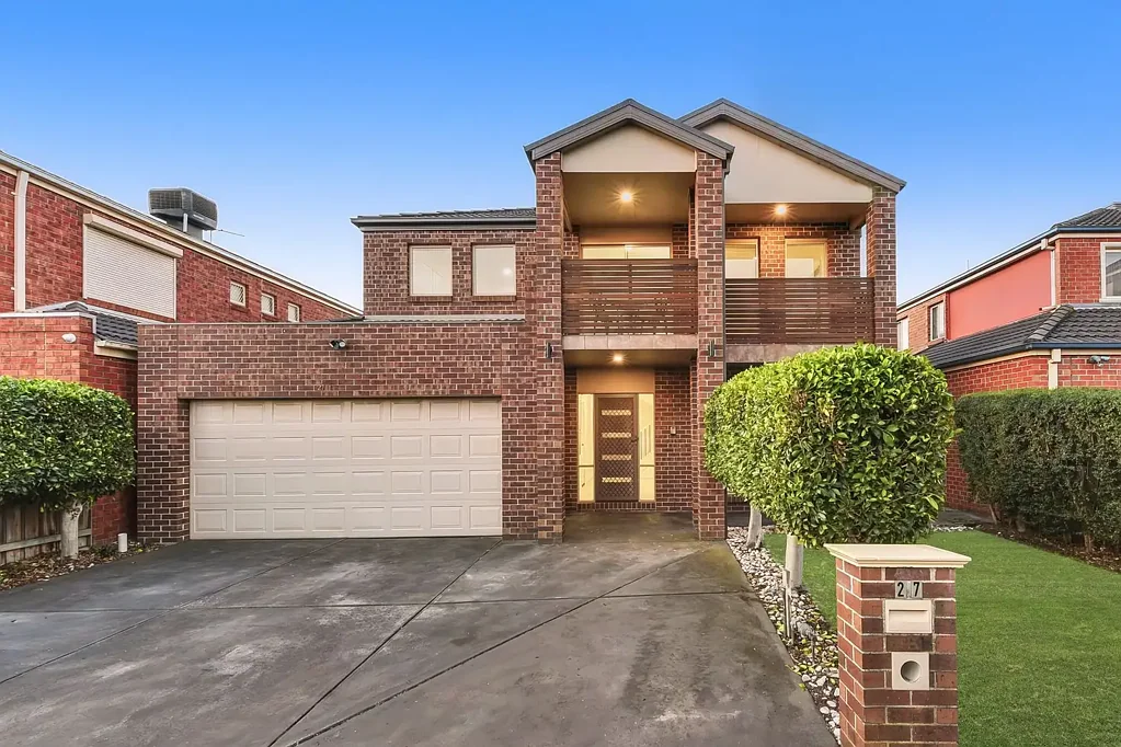 Springvale South 5房 优越地理位置 450平米地块 低维护面砖 宽敞四卧 主卧带阳台 步入式食品储藏室 开放式布局 管道供暖 靠近学校公园 The Brief: A family-focused home combining space, comfort and convenience in a prized court location