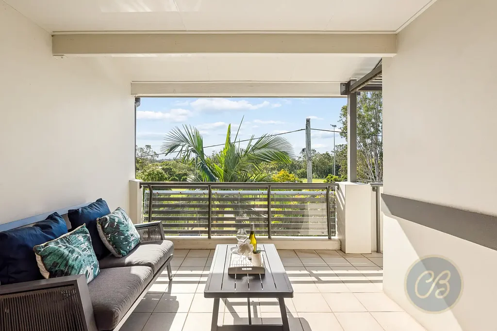 Enoggera 2房 两卧公寓 俯瞰公园 便捷交通 现代厨房 阳台景观 低维护生活 Stylish Apartment Living Opposite Parkland - Walk to Train Station